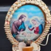 Lampka religijna – Święta Rodzina w ramie z muszelek, 30 cm