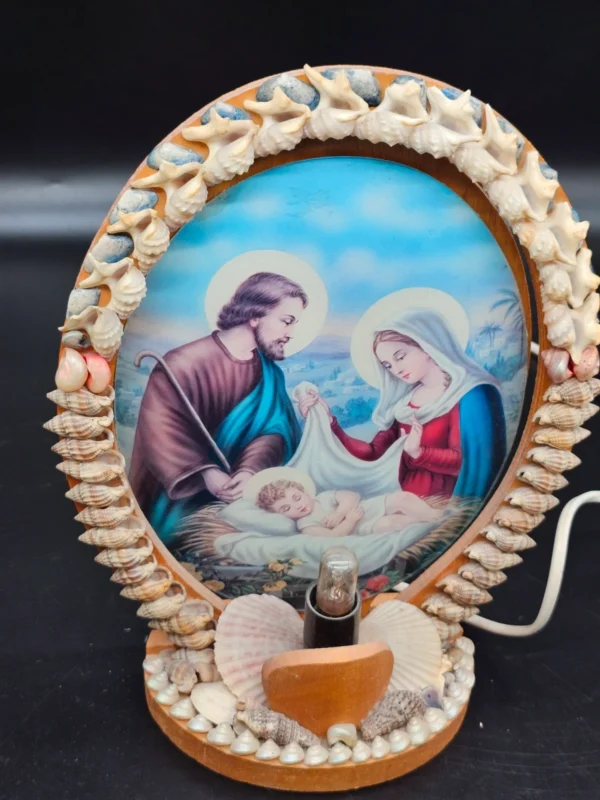 Lampka religijna – Święta Rodzina w ramie z muszelek, 30 cm