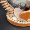 Lampka religijna – Święta Rodzina w ramie z muszelek, 30 cm