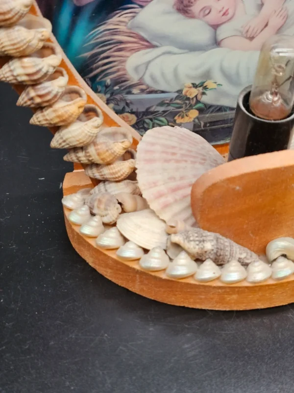 Lampka religijna – Święta Rodzina w ramie z muszelek, 30 cm