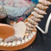 Lampka religijna – Święta Rodzina w ramie z muszelek, 30 cm