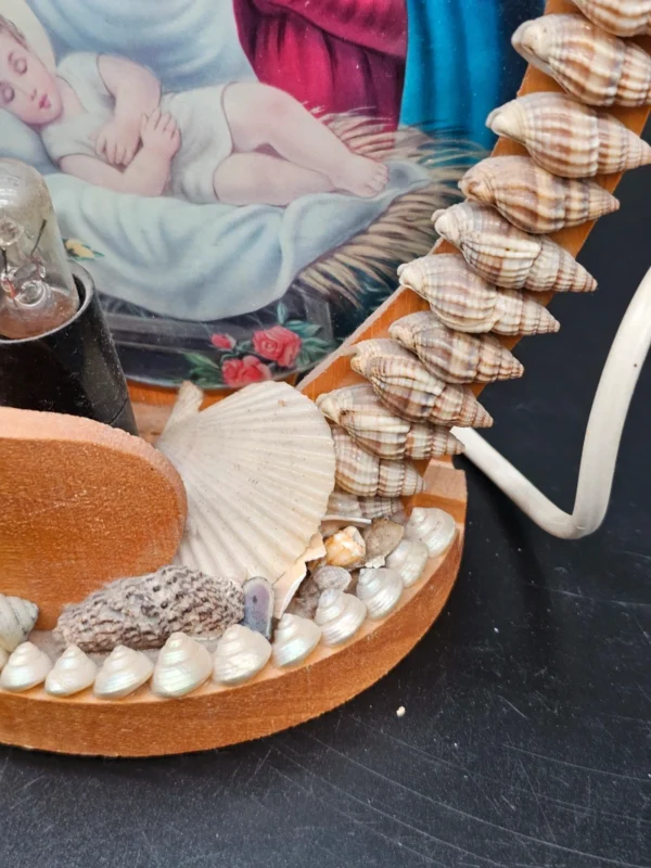 Lampka religijna – Święta Rodzina w ramie z muszelek, 30 cm