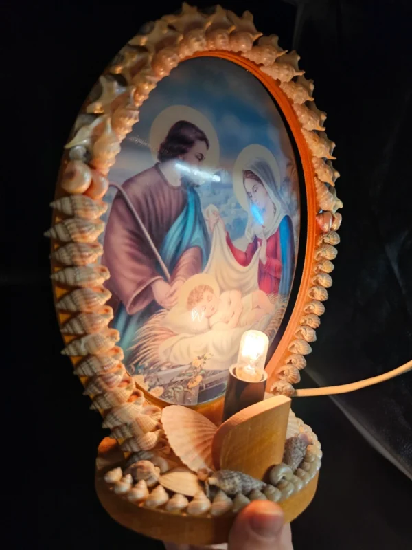 Lampka religijna – Święta Rodzina w ramie z muszelek, 30 cm