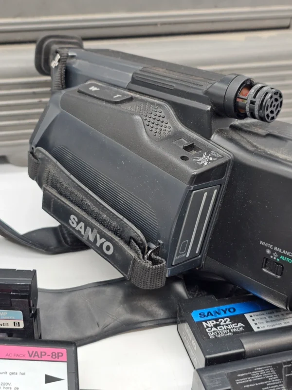 Kamera SANYO Vision 8 – Video8, AF Digital, zestaw z walizką i akcesoriami, nie testowana