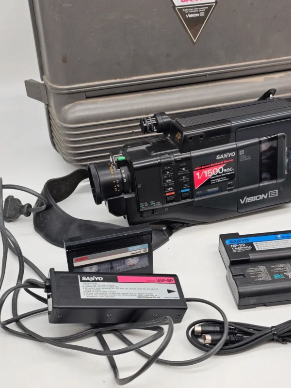 Kamera SANYO Vision 8 – Video8, AF Digital, zestaw z walizką i akcesoriami, nie testowana