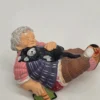 Figurka ceramiczna RMH 9960 – starsza pani z kotem, 13×7 cm