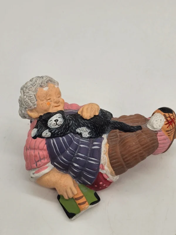 Figurka ceramiczna RMH 9960 – starsza pani z kotem, 13×7 cm
