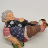 Figurka ceramiczna RMH 9960 – starsza pani z kotem, 13×7 cm