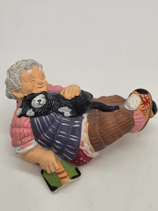 Figurka ceramiczna RMH 9960 – starsza pani z kotem, 13×7 cm