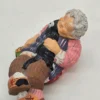 Figurka ceramiczna RMH 9960 – starsza pani z kotem, 13×7 cm