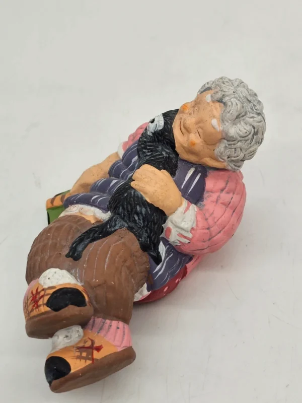 Figurka ceramiczna RMH 9960 – starsza pani z kotem, 13×7 cm