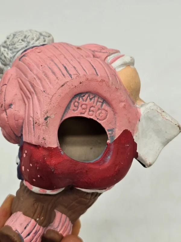 Figurka ceramiczna RMH 9960 – starsza pani z kotem, 13×7 cm