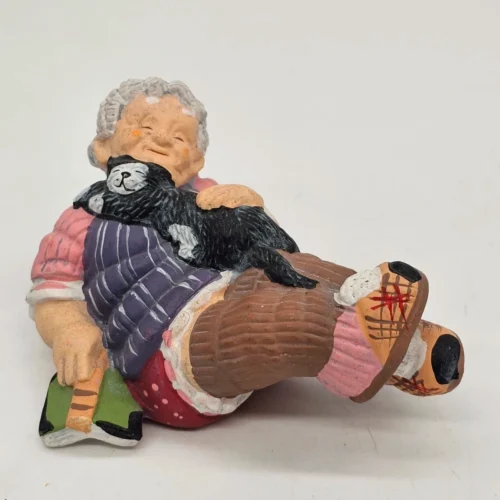 Figurka ceramiczna RMH 9960 – starsza pani z kotem, 13×7 cm