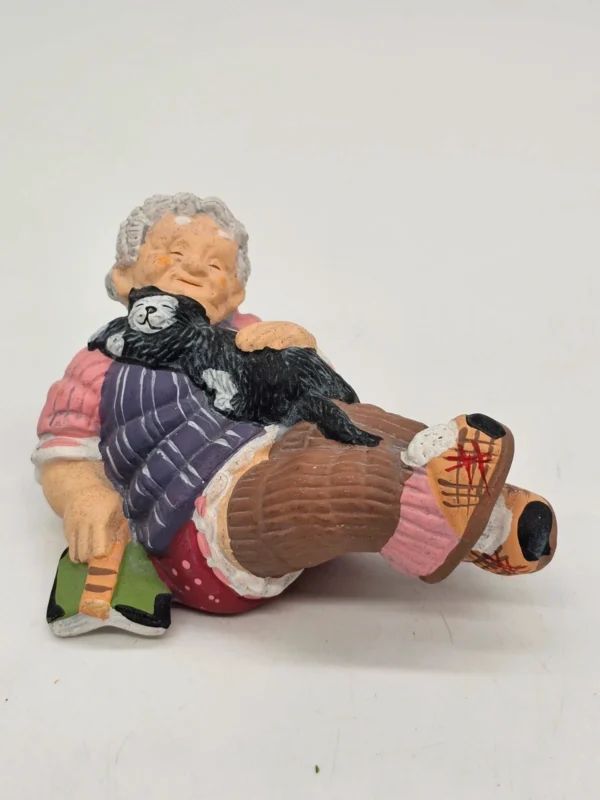 Figurka ceramiczna RMH 9960 – starsza pani z kotem, 13×7 cm