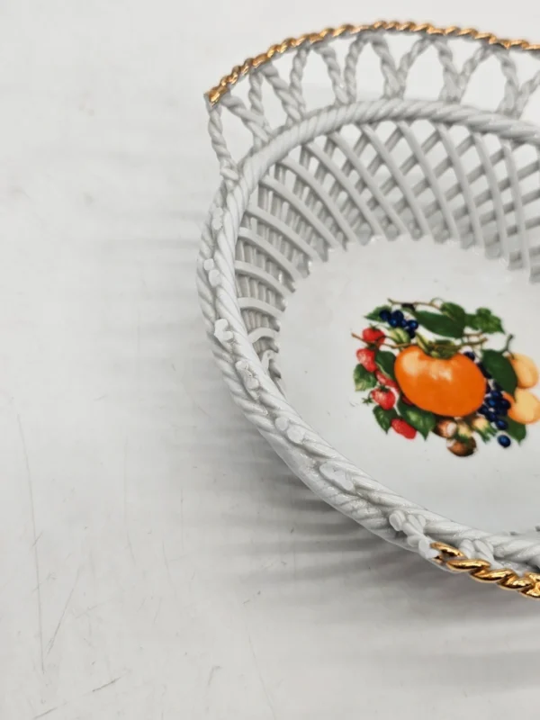 Koszyk porcelanowy w stylu plecionki z motywem owoców – Cluj Napoca, Rumunia, lata 70-80.