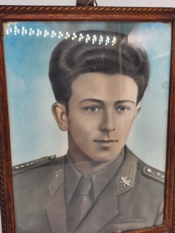 Portret żołnierza lotnictwa – ręcznie koloryzowana fotografia w ramie, lata 40-50 33×44 cm