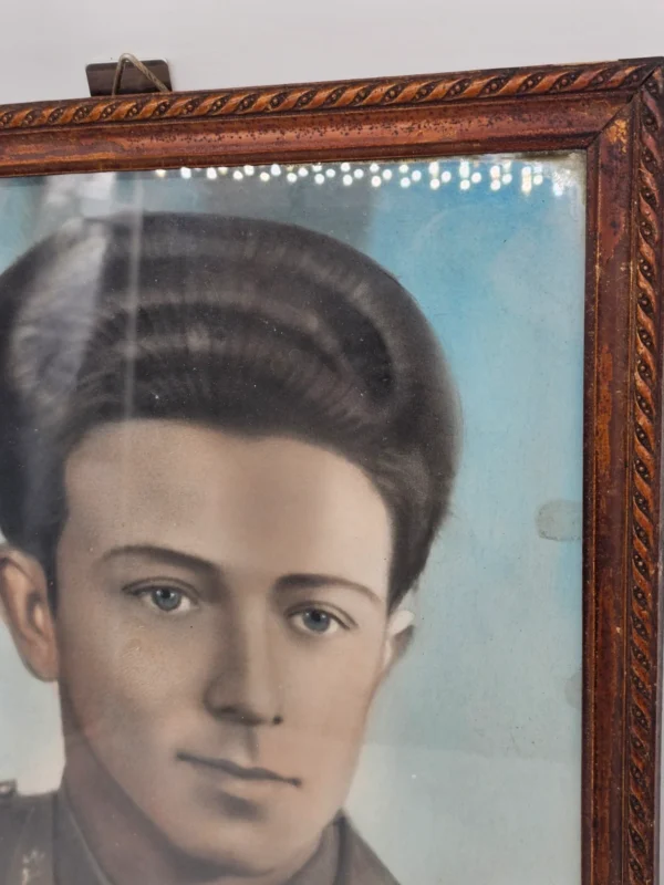 Portret żołnierza lotnictwa – ręcznie koloryzowana fotografia w ramie, lata 40-50 33×44 cm