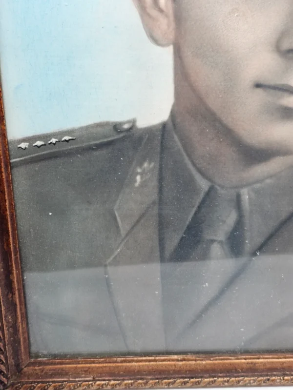 Portret żołnierza lotnictwa – ręcznie koloryzowana fotografia w ramie, lata 40-50 33×44 cm
