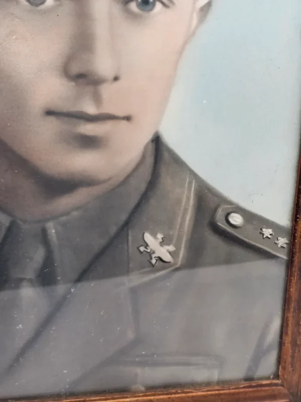 Portret żołnierza lotnictwa – ręcznie koloryzowana fotografia w ramie, lata 40-50 33×44 cm