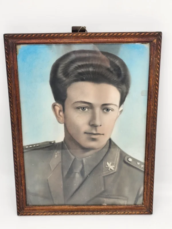 Portret żołnierza lotnictwa – ręcznie koloryzowana fotografia w ramie, lata 40-50 33×44 cm