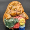 Jeż ogrodnik z konewką – figurka ceramiczna FR, 12 cm