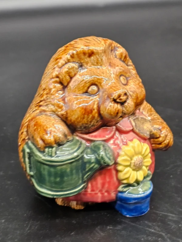 Jeż ogrodnik z konewką – figurka ceramiczna FR, 12 cm