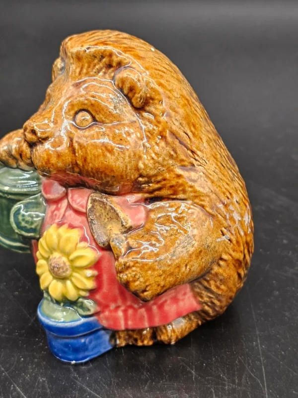 Jeż ogrodnik z konewką – figurka ceramiczna FR, 12 cm