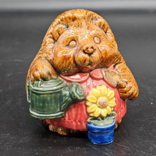 Jeż ogrodnik z konewką – figurka ceramiczna FR, 12 cm