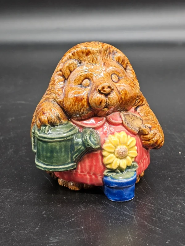 Jeż ogrodnik z konewką – figurka ceramiczna FR, 12 cm