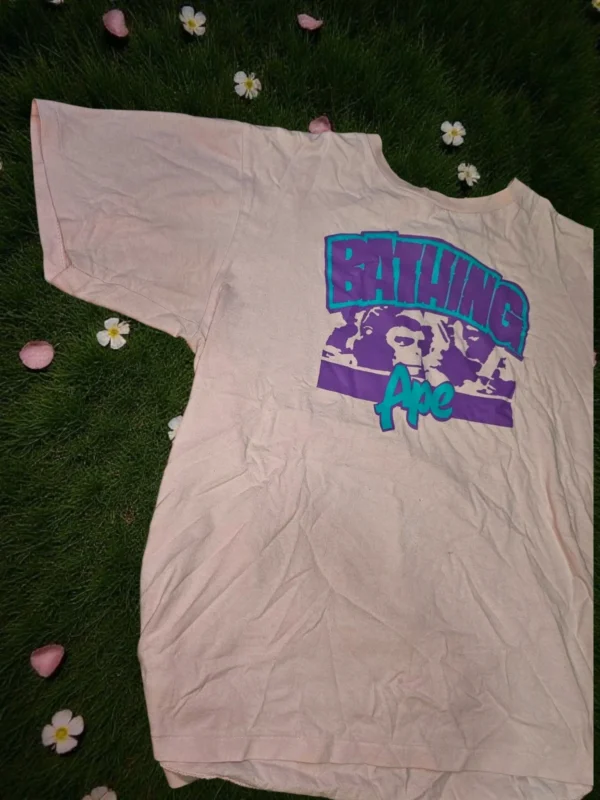 Koszulka A Bathing Ape (BAPE) różowa z fioletowo-turkusowym nadrukiem, rozmiar L