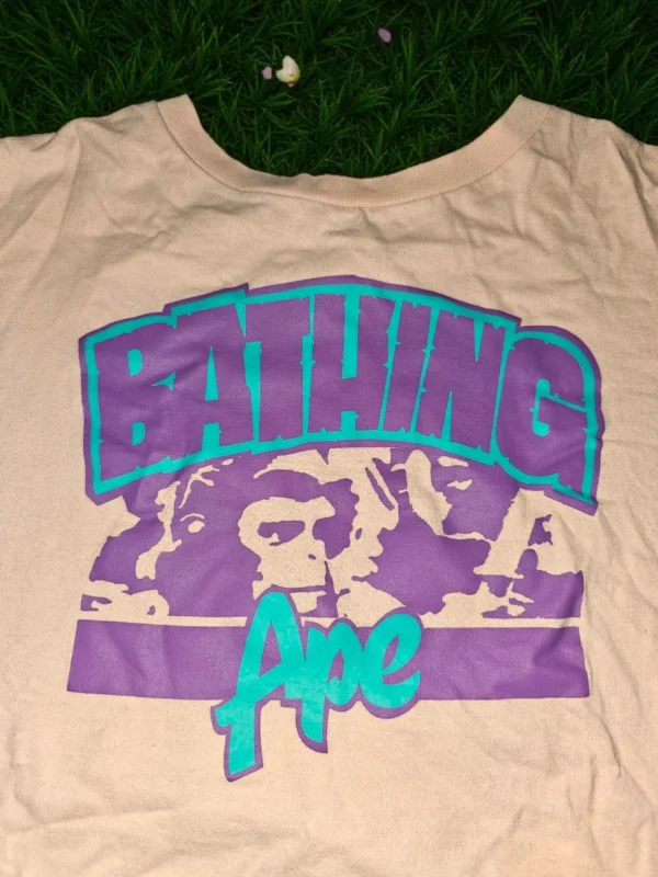 Koszulka A Bathing Ape (BAPE) różowa z fioletowo-turkusowym nadrukiem, rozmiar L
