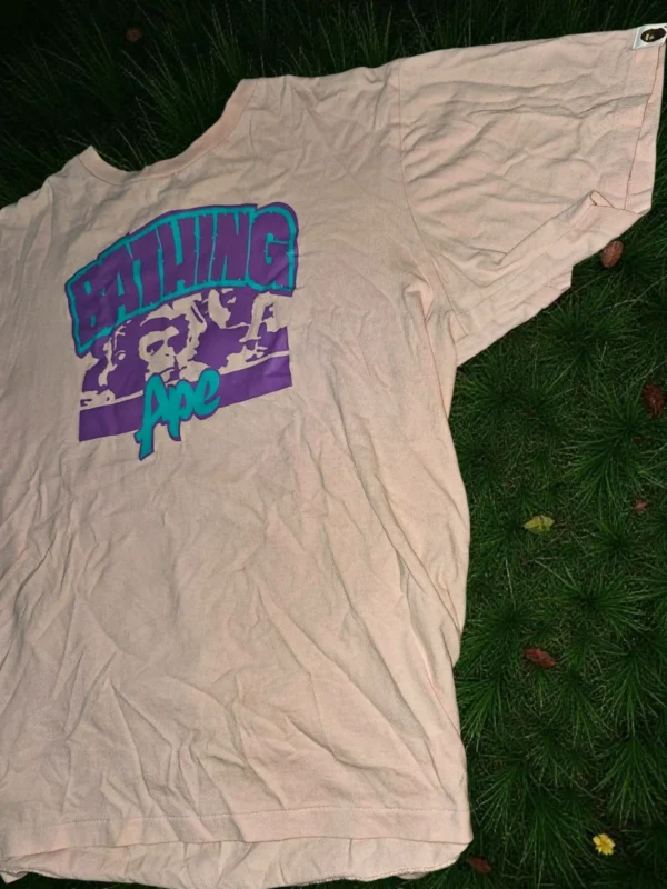 Koszulka A Bathing Ape (BAPE) różowa z fioletowo-turkusowym nadrukiem, rozmiar L