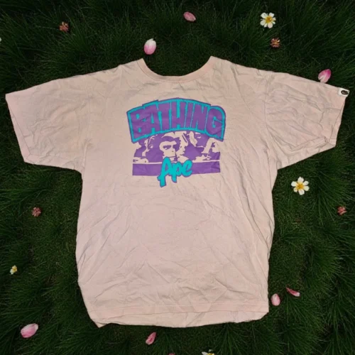 Koszulka A Bathing Ape (BAPE) różowa z fioletowo-turkusowym nadrukiem, rozmiar L