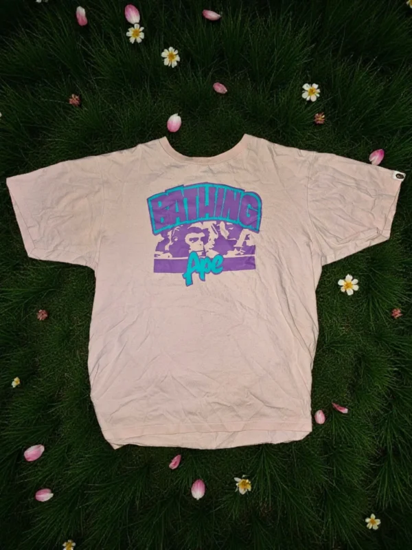 Koszulka A Bathing Ape (BAPE) różowa z fioletowo-turkusowym nadrukiem, rozmiar L