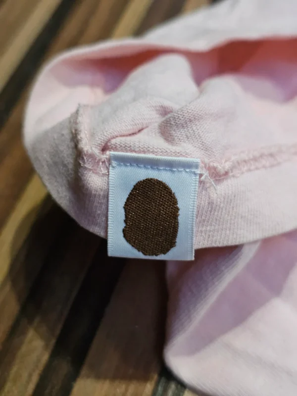 Koszulka A Bathing Ape (BAPE) różowa z fioletowo-turkusowym nadrukiem, rozmiar L