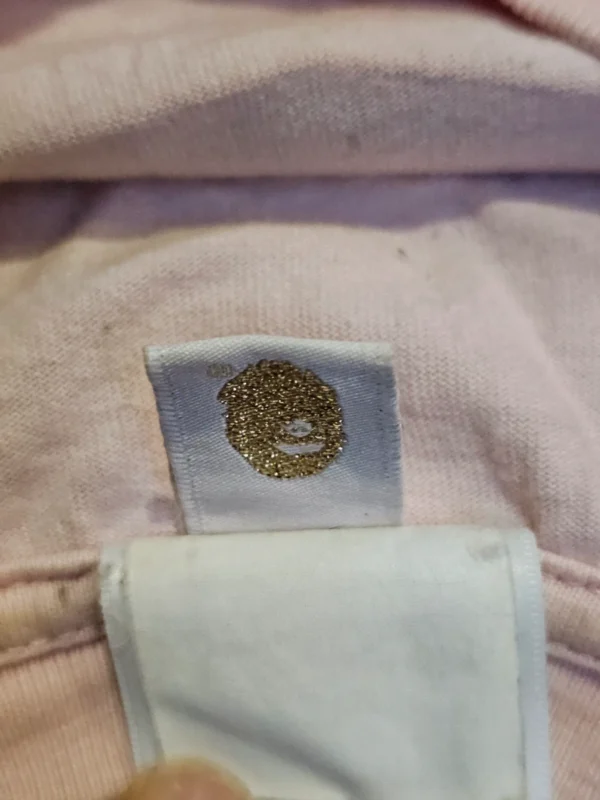 Koszulka A Bathing Ape (BAPE) różowa z fioletowo-turkusowym nadrukiem, rozmiar L
