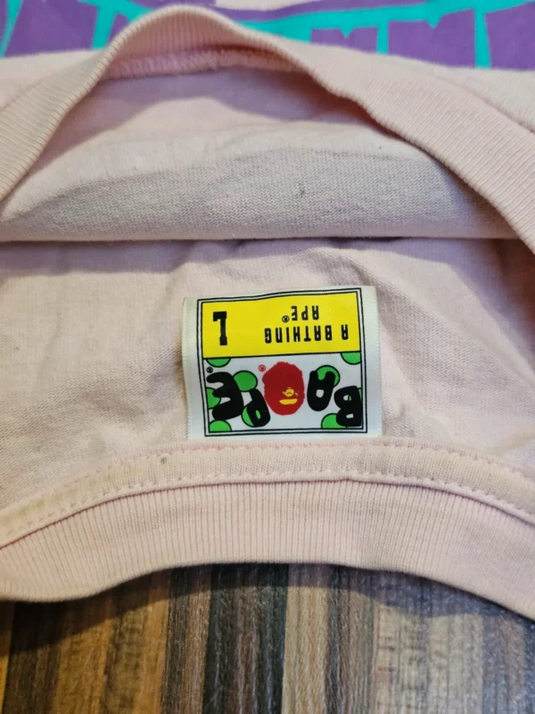 Koszulka A Bathing Ape (BAPE) różowa z fioletowo-turkusowym nadrukiem, rozmiar L