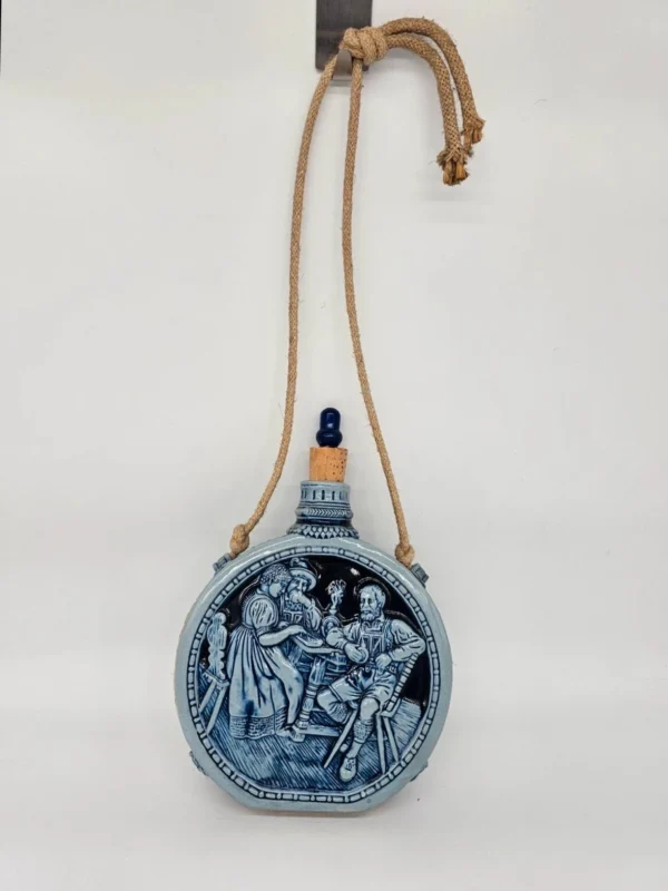 Duża, ozdobna manierka ceramiczna w odcieniach błękitu