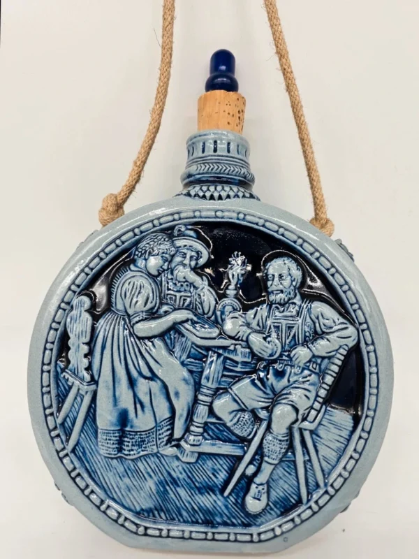 Duża, ozdobna manierka ceramiczna w odcieniach błękitu