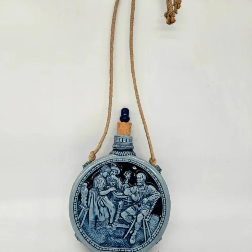 Duża, ozdobna manierka ceramiczna w odcieniach błękitu