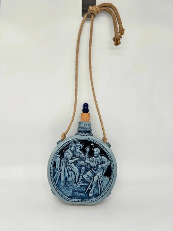 Duża, ozdobna manierka ceramiczna w odcieniach błękitu