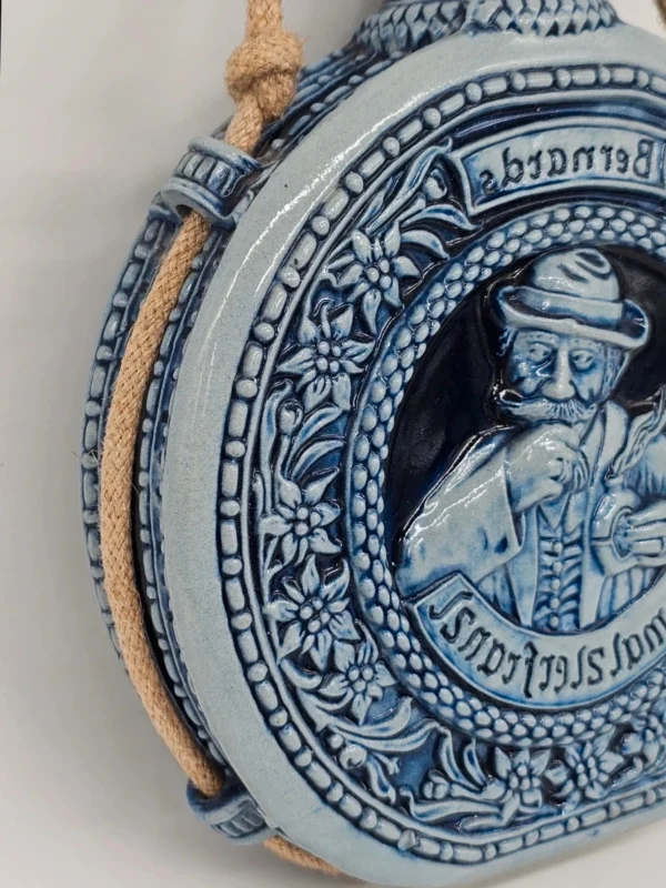 Duża, ozdobna manierka ceramiczna w odcieniach błękitu