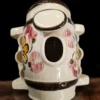 Ceramiczna beczułka z kranikiem na drewnianej podstawce – naczynie do serwowania trunków.