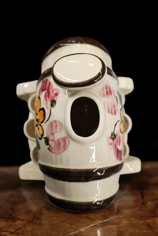 Ceramiczna beczułka z kranikiem na drewnianej podstawce – naczynie do serwowania trunków.