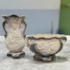 Zestaw dwóch porcelanowych wazonów – dekoracje stołowe i ozdobne.