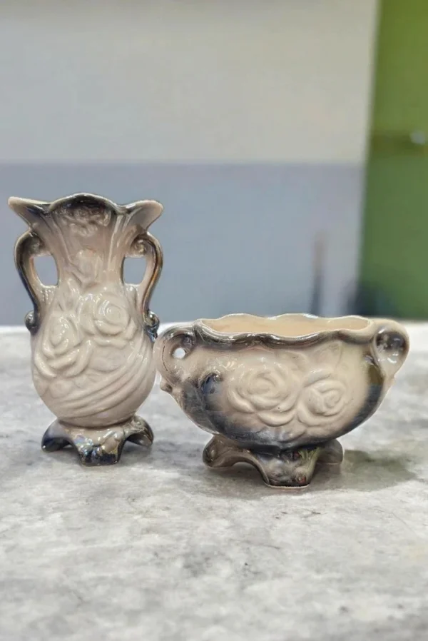 Zestaw dwóch porcelanowych wazonów – dekoracje stołowe i ozdobne.