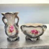 Zestaw dwóch porcelanowych wazonów – dekoracje stołowe i ozdobne.