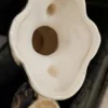 Zestaw dwóch porcelanowych wazonów – dekoracje stołowe i ozdobne.