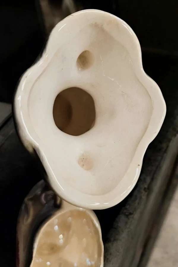 Zestaw dwóch porcelanowych wazonów – dekoracje stołowe i ozdobne.