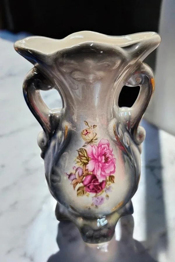 Zestaw dwóch porcelanowych wazonów – dekoracje stołowe i ozdobne.
